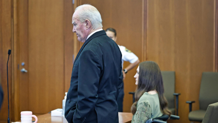 Kevin Reddington, abogado defensor de Lindsay Clancy, y Lindsay Clancy observan mientras el jurado permanece estancado y el juez indica que declarará la nulidad del juicio.