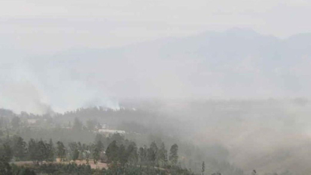 Una gran nube de humo se formó en el valle de Tumbaco debido a un incendio forestal.