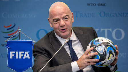 El presidente de la FIFA, Gianni Infantino, sostiene un balón oficial de la Copa Mundial Femenina de la FIFA 2023 durante el evento "¡Haciendo negocios para las mujeres!"