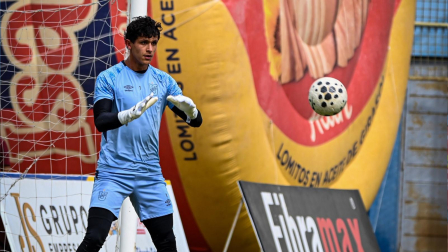 Portero de Universidad Católica previo al partido ante Delfín, en Manta.