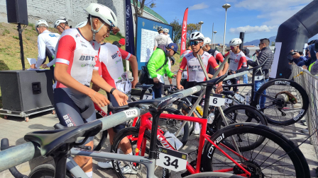 Ciclistas se alistan para la primera etapa de la Vuelta Ciclística al Ecuador.