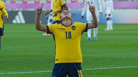 La ecuatoriana Rosa Flores festeja su primer gol en el Mundial Femenino Sub-20.