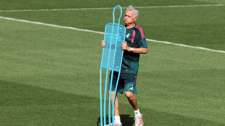El entrenador portugués del Real Madrid, José Mourinho, dirige una sesión de entrenamiento en la Ciudad Real Madrid, en Madrid, el 7 de septiembre de 2026, antes del partido de la primera jornada de la fase de grupos de la Liga de Campeones de la UEFA entre el Real Madrid y el Inter de Milán.