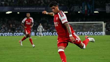 El defensa ecuatoriano del Arsenal, Piero Hincapié (n.º 5), golpea el balón durante el partido de fútbol de la fase de liga de la UEFA Champions League (jornada 1) entre el Nápoles y el Arsenal