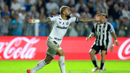 El delantero del Santos #09 Gabriel Barbosa reacciona durante el partido de ida de los cuartos de final de la Copa Sudamericana entre el Santos de Brasil y el Atlético Mineiro en el estadio Urbano Caldeira de Santos, estado de Sao Paulo, Brasil, el 9 de septiembre de 2026.