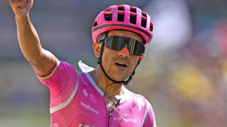 Richard Carapaz durante una competencia ciclística.