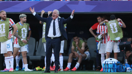 Paraguay's Argentine head coach Gustavo Alfaro gestures on the touchline during the 2026 World Cup round of 16 football match between Paraguay and France at the Philadelphia Stadium in Philadelphia on July 4, 2026.  (Photo by Odd ANDERSEN / AFP)
