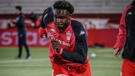 El ecuatoriano Jordy Caicedo en calentamiento previo al partido Huracán vs. Racing.