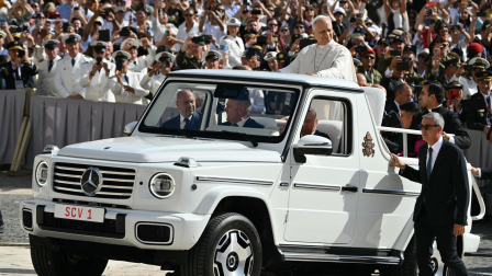 El papa León XIV llega en el papamóvil para presidir su audiencia general semanal en la Plaza de San Pedro, en el Vaticano
