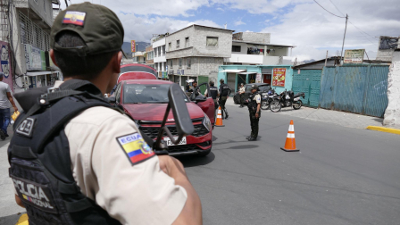 Efectivos de la Policía Nacional realizan operativos en Ecuador.