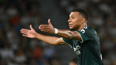 El delantero español del Real Madrid, Kylian Mbappé (n.º 10), reacciona durante el partido de la liga española de fútbol entre el Elche CF y el Real Madrid CF en el estadio Martínez Valero de Elche, el 15 de septiembre de 2026.
