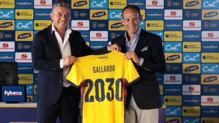 Marcelo Gallardo recibe la camiseta de la Selección de Ecuador