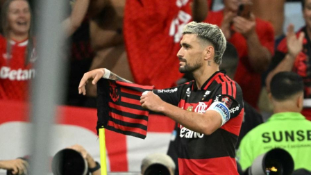 Giorgian de Arrascaeta (10), celebra tras marcar el primer gol de su equipo durante el partido de vuelta de los cuartos de final de la Copa Libertadores entre el Flamengo e IDV.