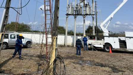 Técnicos de CNEL culminaron los trabajos emergentes en la subestación América, ubicada en el cantón Daule, tras registrarse un cortocircuito que afectó parte de la infraestructura eléctrica.