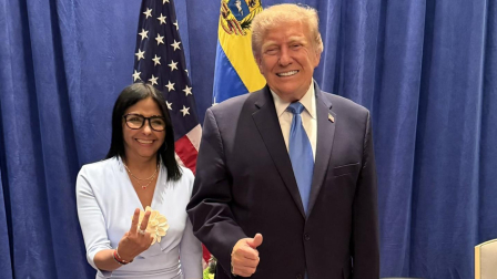 Delcy Rodríguez y Donald Trump posan juntos en Nueva York.