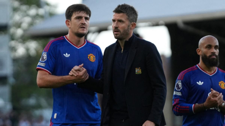 El defensa inglés del Manchester United, Harry Maguire, y el entrenador inglés del Manchester United, Michael Carrick, conversan sobre el terreno de juego tras el partido de la Premier League inglesa entre el Fulham y el Manchester United en Craven Cottage, Londres, el 20 de septiembre de 2026.