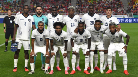 Los jugadores de Ecuador posan para una foto de equipo antes del partido amistoso de fútbol entre Corea del Sur y Ecuador en Suwon, el 24 de septiembre de 2026.