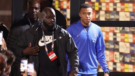 El delantero francés número 10, Kylian Mbappé (derecha), abandona el estadio de Kocaeli tras el partido de ida de la Liga de Naciones de la UEFA (Liga A, Grupo 1) entre Turquía y Francia, disputado en Izmit el 25 de septiembre de 2026.