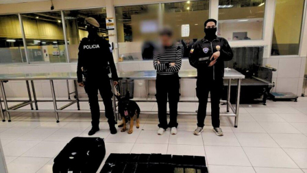 Una ciudadana española fue detenida en el aeropuerto de Guayaquil con 18,05 kilos de cocaína que pretendía trasladar hacia Alemania.