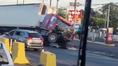 Un tráiler quedó con fuertes daños tras sufrir un siniestro en la vía Santo Domingo–Quito; de manera preliminar, no se reportaron personas heridas.