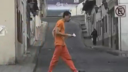 El SNAI aclaró que el hombre que apareció vestido de naranja caminando por Latacunga ya había recuperado su libertad y no se encontraba bajo custodia penitenciaria.