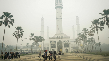 Estudiantes realizan ejercicios de marcha en medio de la neblina provocada por incendios forestales en el patio de la Gran Mezquita Mujahidin en Pontianak