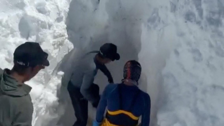 Los equipos de rescate buscan supervivientes después de que una avalancha sepultara el campamento base de Himlung, Nepal