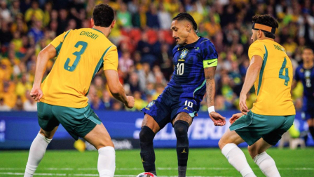 El brasileño Raphinha (centro) controla el balón durante el partido amistoso internacional de fútbol entre Australia y Brasil en el estadio Suncorp de Brisbane, el 29 de septiembre de 2026.