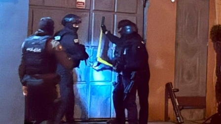 Fiscalía investiga una presunta red que habría sustraído y comercializado vehículos y autopartes desde patios de retención policial en Guayaquil.
