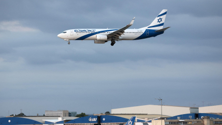 Un avión de la aerolínea israelí El Al aterriza en el aeropuerto Ben-Gurion. La aerolínea nacional de Israel anunció el 2 de octubre la cancelación de los vuelos de repatriación desde Dubái tras un ataque aéreo.