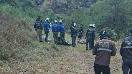 Criminaslística y equipos de rescate acudieron ante la alerta de un cuerpo en el puente del Chiche.