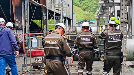 Técnicos de Petroecuador realizan un recorrido por la estación de Baeza tras un incendio.