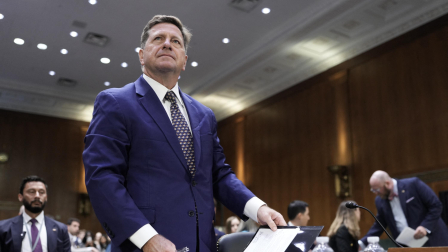 El fiscal federal del Distrito Sur de Nueva York, Jay Clayton, llega para testificar durante una audiencia del Comité de Inteligencia del Senado sobre su nominación como Director de Inteligencia Nacional.