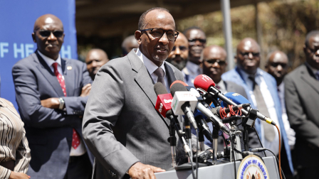 El secretario de Salud de Kenia, Aden Duale, habla en una conferencia de prensa en Nairobi el 6 de octubre de 2026.