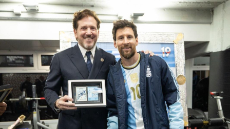 Alejandro Domínguez, presidente de la Conmebol, junto a Lionel Messi en el camerino del Estadio Monumental.