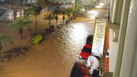 Un río desbordado en el cantón Las Naves provocó daños e inundaciones tras las fuertes lluvias.