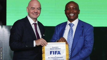En la imagen aparecen el presidente de la FIFA, Gianni Infantino, a la izquierda, y el presidente de la Confederación Africana de Fútbol (CAF), Patrice Motsepe, a la derecha.