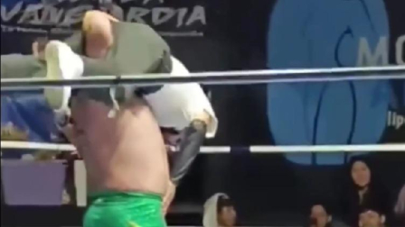 Momento en el que el luchador carga al árbitro de 75 años para lanzarlo sobre la lona.