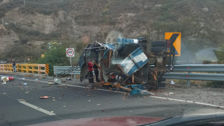 Un camión quedó destrozado en un siniestro de tránsito en el puente de Guayllabamba.