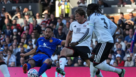 El delantero brasileño del Manchester United, Matheus Cunha (n.º 10, a la izquierda), ve cómo le detienen este disparo durante el partido de la Premier League inglesa entre el Fulham y el Manchester United en Craven Cottage, Londres, el 20 de septiembre de 2026.