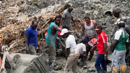 Trabajadores quedaron sepultados tras el derrumbe de una mina de oro en Colombia.