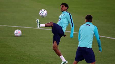 El delantero español del Barcelona, ​​Lamine Yamal (n.º 10), golpea el balón durante una sesión de entrenamiento en el estadio Parque de los Príncipes, en París, el 19 de octubre de 2026, en la víspera del partido de la tercera jornada de la primera fase de la Liga de Campeones