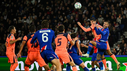El defensa español del Barcelona, ​​Gerard Martín (n.º 18, segundo desde la derecha), y el defensa francés del PSG, Lucas Hernández (n.º 21, a la derecha), disputan el balón durante el partido de la tercera jornada de la primera fase de la Liga de Campeones de la UEFA