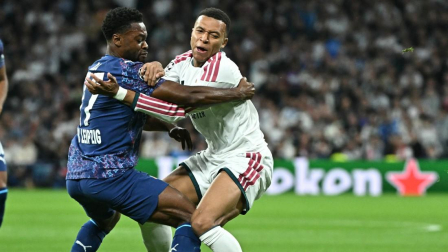 El delantero francés del Real Madrid, Kylian Mbappé, choca con el defensa alemán del RB Leipzig, Ridle Baku (n.º 17), durante el partido de la tercera jornada de la primera fase de la Liga de Campeones de la UEFA.