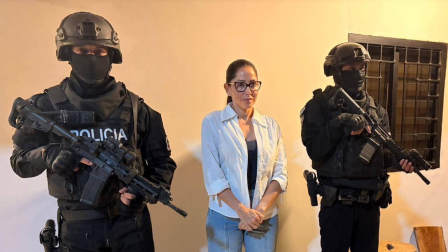 Luisa González es custodiada por dos agentes de la Policía Nacional.