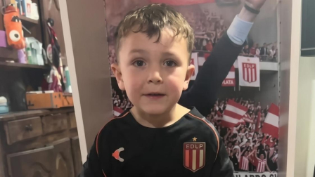 Salvador Goñi, un hincha de cinco años que vive la pasión del fútbol con Estudiantes y la selección Argentina.