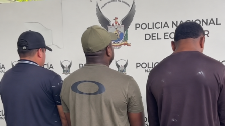 La Policía Nacional encontró aproximadamente 2 500 litros de presunto diésel durante un operativo en Esmeraldas.