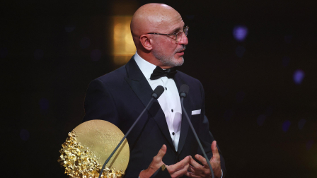 El seleccionador de España, Luis de la Fuente, pronuncia un discurso tras ganar el premio al entrenador del año en categoría masculina.