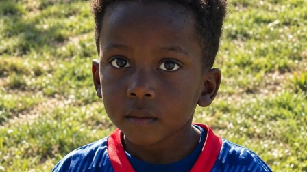 Nevada Pierre un niño de tres años con grandes destrezas en el fútbol.