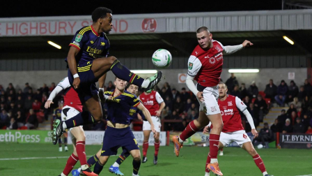 El defensa neerlandés del Arsenal, Jurrien Timber (n.º 12), realiza un disparo que es bloqueado durante el partido de la cuarta ronda de la Copa de la Liga inglesa entre el Fleetwood Town y el Arsenal, disputado en el estadio Highbury, en Fleetwood (noroeste de Inglaterra), el 27 de octubre de 2026.
